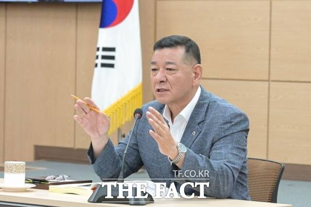 최원철 공주시장이 27일 시청 대백제실에서 '2026년 하반기 업무계획 보고회'를 주재하고 있다. /공주시