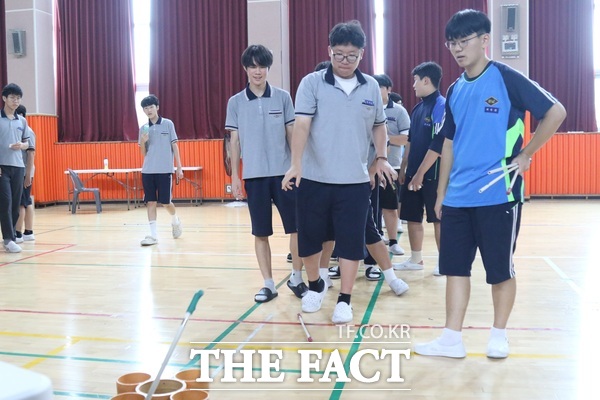 충남중학교가 체험형 프로그램을 통해 학생들이 도박에 대한 위험성을 실제로 깨달을 수 있는 체험형 교육을 진행하고 있다. 노력존을 선택한 학생들이 투호 게임을 하고 있다. /정예준 기자
