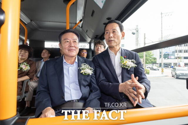 28일 익산시 마룡e버스 개통식이 열린 가운데 최정호 익산시장(오른쪽)과 김충영 익산시의회 의장 등이 시승하고 있다. /익산시