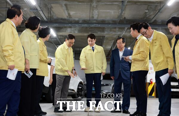 전문학 대전시 서구청장(가운데)이 '100일 현장 행정'의 일환으로 28일 갈마2동 공영주차장을 방문해 안전성과 시설 관리 실태를 직접 확인하고 있다. /대전시 서구