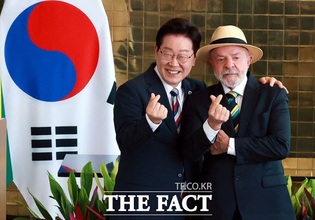 이재명 대통령과 루이스 이나시우 룰라 다 시우바 브라질 대통령이 27일(현지시간) 브라질 브라질리아 대통령관저에서 공동언론발표를 마치고 기념촬영을 하고 있다. /브라질리아=뉴시스