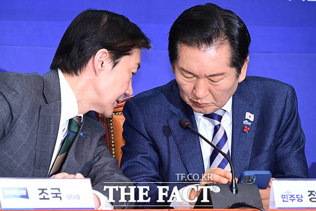 조국혁신당으로선 송영길·김민석 후보와 비교해 친혁신당 성향이 뚜렷한 정청래 후보의 민주당 대표 당선을 바라는 것은 자연스럽다는 게 정치권 분석이다. 사진은 지난해 12월 12일 정청래 당시 민주당 대표와 조국 혁신당 대표가 국회에서 열린 '더불어민주당·개혁진보4당 정치개혁 연석회의'에 참석해 이야기 하고 있는 모습. /남윤호 기자