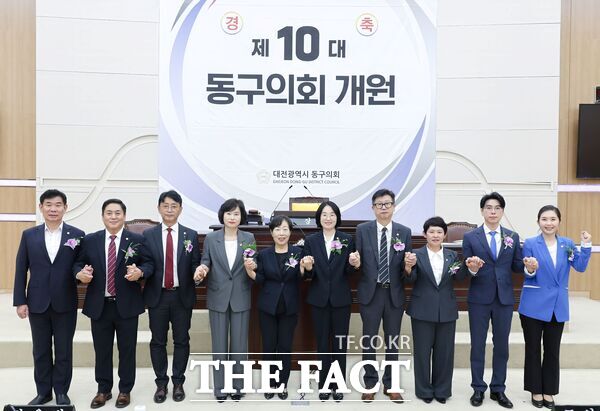 대전 동구의회가 28일 본회의장에서 제10대 의회 개원식을 개최하고 제294회 임시회 제1차 본회의를 열었다. 동구의회 의원들 모습. /동구의회