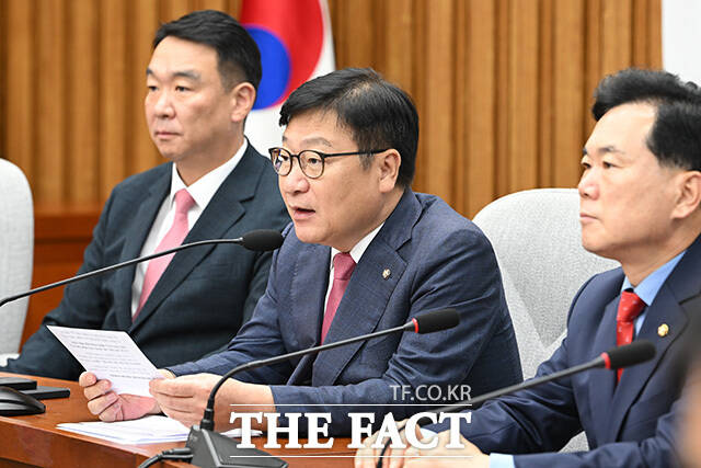 원내대책회의에서 발언하는 정 원내대표(가운데).
