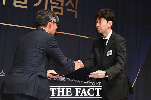2026 인터넷신문 언론대상이 28일 오후 서울 중구 한국프레스센터에서 열린 가운데 보도 부문 대상을 수상한 더팩트 남윤호 기자(가운데)가 보도 부문 대상을 수상한 뒤 기념 촬영을 하고 있다. /서예원 기자