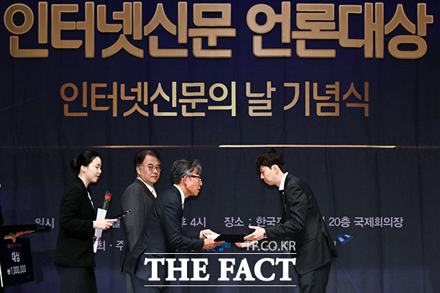2026 인터넷신문 언론대상이 28일 오후 서울 중구 한국프레스센터에서 열린 가운데 보도 부문 대상을 수상한 더팩트 남윤호 기자(가운데)가 보도 부문 대상을 수상한 뒤 기념 촬영을 하고 있다. /서예원 기자