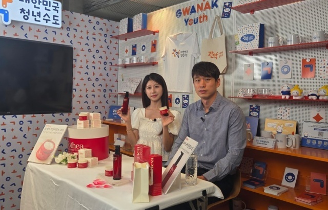 관악구가 지역 내 청년 창업가와 소상공인의 제품홍보 및 온라인 판로 확대를 돕기 위해 발 벗고 나섰다. 사진은 지난 6월 개최된 관악 라이브커머스 현장의 모습. /관악구