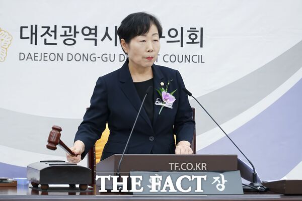 대전시 동구의회가 28일 본회의장에서 제10대 의회 개원식을 개최하고 제294회 임시회 제1차 본회의를 열었다. 성용순 의장이 의사봉을 두드리는 모습. /대전시 동구의회