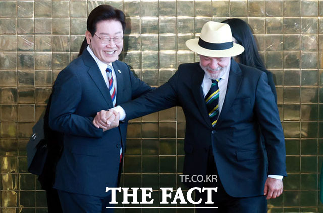 이재명 대통령과 루이스 이나시우 룰라 다 시우바 브라질 대통령이 27일(현지시간) 브라질 브라질리아 대통령관저에서 공동언론발표를 마치고 기념촬영을 하고 있다. /브라질리아=뉴시스