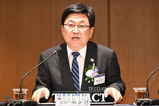 인사말 하는 최교진 장관.