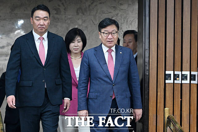 원내대책회의에서 발언하는 정 원내대표(가운데).