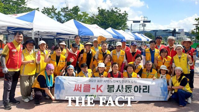 26일 건양사이버대 노인복지학과 써클-K 중앙봉사동아리가 '사랑의 밥차' 무료급식 봉사활동을 실시한 후 기념촬영을 하고 있다. /건양사이버대