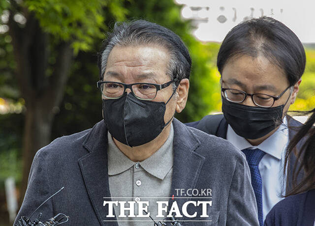윤석열 전 대통령 부부의 청탐금지법 위반 의혹에 연루된 '건진법사' 전성배씨가 지난해 5월 12일 오전 불법 정치자금 수수 혐의 2차 재판을 받기 위해 서울 남부지방법원으로 출석하고 있다./장윤석 기자