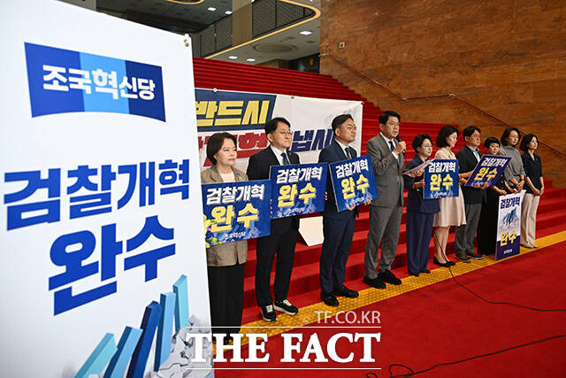 의원총회 열고 모두발언하는 김 원내대표(왼쪽 네 번째).