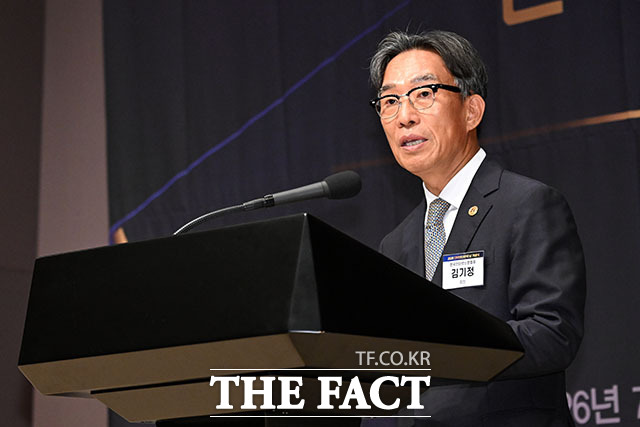 김기정 한국인터넷신문협회 회장(두 번째 줄 오른쪽 일곱 번째)과 한동섭 인터넷신문대상 심사위원장(두 번째 줄 오른쪽 여덟 번째), 남윤호 더팩트 기자(앞줄 오른쪽 여섯번째)를 비롯한 보도 부문 수상자들이 28일 오후 서울 중구 한국프레스센터에서 열린 '2026 인터넷신문 언론 대상' 시상식을 마친 뒤 기념 촬영을 하고 있다. /김성렬 기자