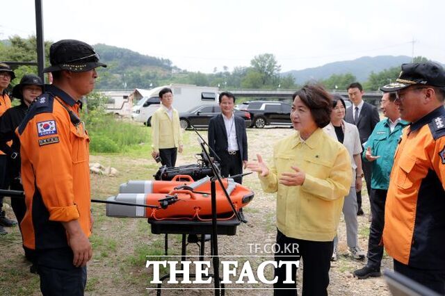 추미애 경기도지사가 28일 양평 물놀이 현장 사고 대응태세를 점검하고 있다. /경기도