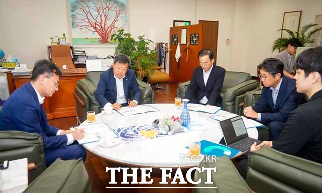 남한권 울릉군수(오른쪽 두 번째)가 중앙부서를 방문해 지역 현안해결을 위한 내년도 국가예산 반영을 요청하고 있다. /울릉군