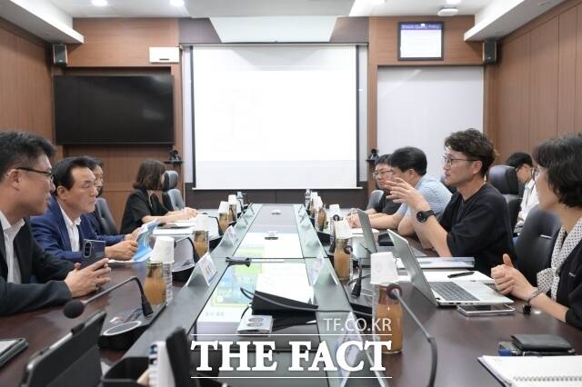 백성현 논산시장(왼쪽)이 27일 투크제이드를 방문하고 기업 관계자들로부터 애로사항을 듣고 있다. /논산시