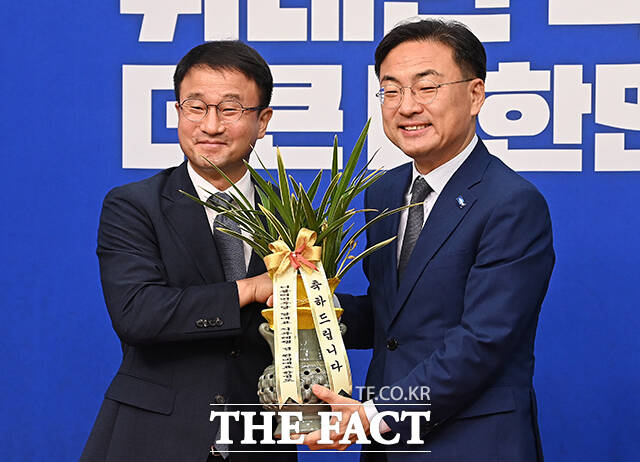 한병도 더불어민주당 대표 직무대행 겸 원내대표(왼쪽)가 28일 오전 서울 여의도 국회에서 신장식 조국혁신당 신임 대표를 접견하며 축하난을 선물하고 있다. /국회=배정한 기자