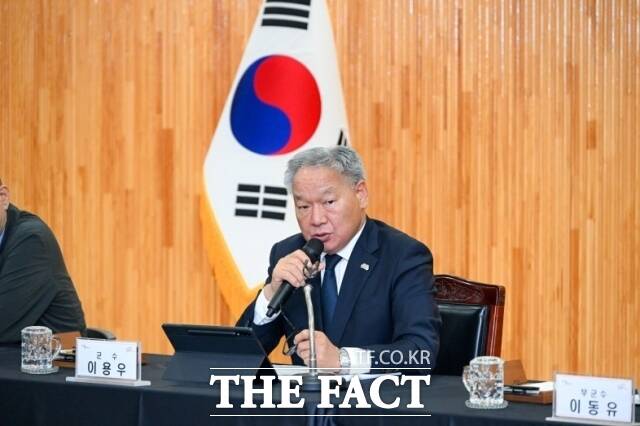 이용우 부여군수가 27일 여성문화회관에서 5급 이상 부서장을 대상으로 '2026년 직무성과계약 체결식'을 갖고 있다. /부여군