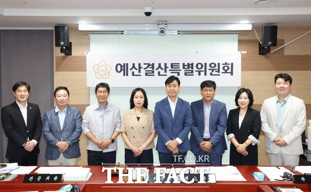 아산시의회 예산결산특별위원회 위원들이 2026년도 제1회 추경예산안 심사 후 단체사진을 촬영하고 있다. /아산시의회