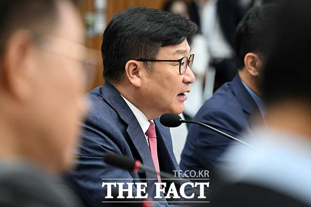 원내대책회의에서 발언하는 정 원내대표(가운데).
