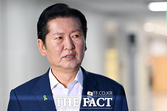 정청래 더불어민주당 당대표 후보가 전당대회 국면에서도 조국혁신당과의 합당 필요성을 거듭 강조하고 있다. 사진은 정 후보가 지난달 16일 오전 서울 여의도 국회 의원회관에서 열린 '검사 권력 오남용 사례로 본 형사소송법 개정 토론회'에 참석하고 있는 모습,/국회=남용희 기자