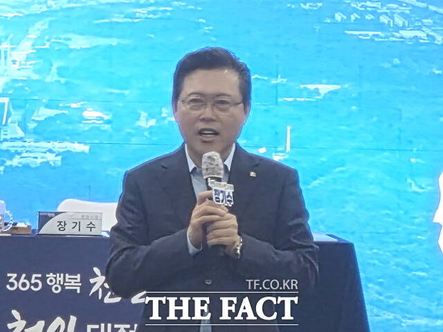 장기수 천안시장이 28일 열린 쌍용1·2·3동 주민과의 대화에서 도시 발전 비전을 설명하고 있다. /정효기 기자
