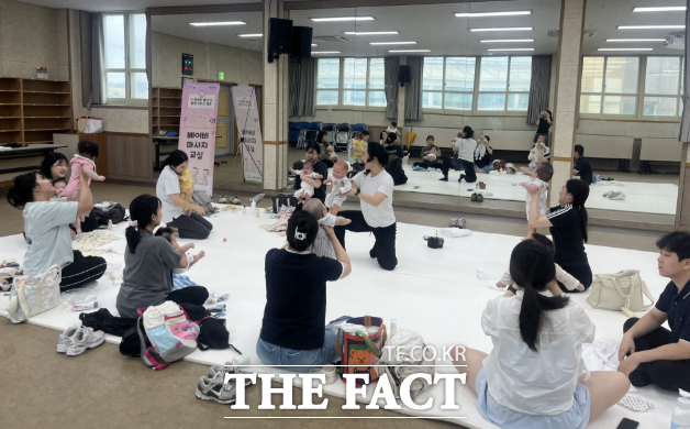 산모와 신생아들을 위한 건강 프로그램이 진행되고 있다. /함평군