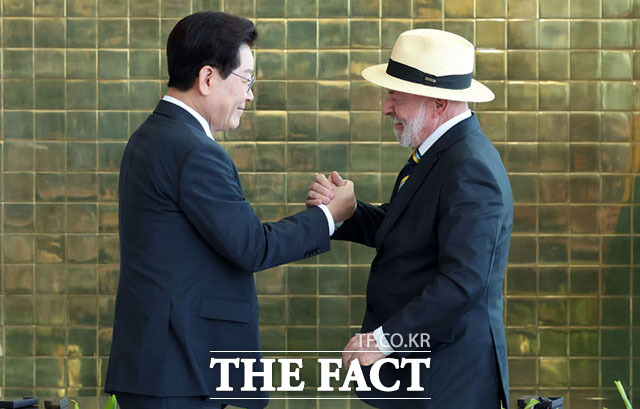 이재명 대통령과 루이스 이나시우 룰라 다 시우바 브라질 대통령이 27일(현지시간) 브라질 브라질리아 대통령관저에서 공동언론발표를 마치고 기념촬영을 하고 있다. /브라질리아=뉴시스