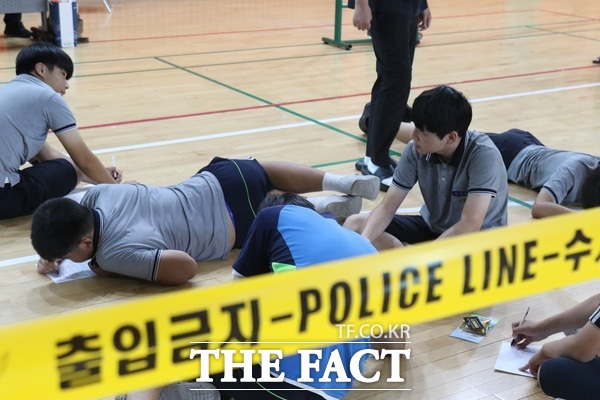 충남중학교는 체험형 프로그램을 통해 학생들이 도박에 대한 위험성을 실제로 깨달을 수 있는 체험형 교육을 진행하고 있다. 사진은 체험형 프로그램 중 게임존을 선택했던 학생들이 반성문을 작성하고 있는 모습. 경찰 통제선을 사용해 반성문을 작성하기 전까지 탈출이 불가능하도록 만들었다. /정예준 기자