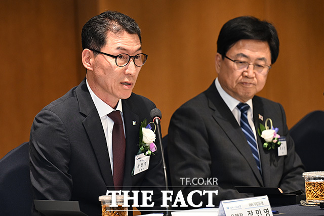 장민영 은행장의 발언을 듣는 최교진 장관.