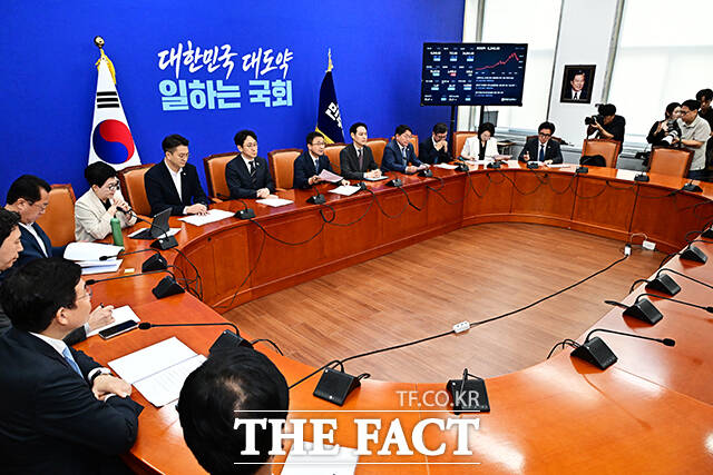 한병도 더불어민주당 대표 겸 원내대표(오른쪽)가 28일 오전 서울 여의도 국회에서 열린 원내대책회의에 참석해 모두발언을 하고 있다. /국회=배정한 기자