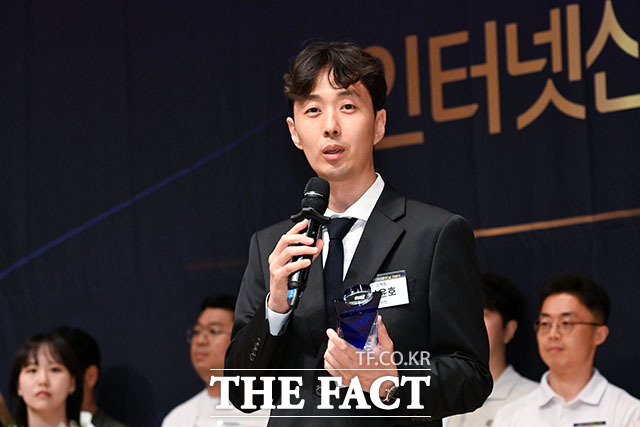 2026 인터넷신문 언론대상이 28일 오후 서울 중구 한국프레스센터에서 열린 가운데 보도 부문 대상을 수상한 더팩트 남윤호 기자(가운데)가 보도 부문 대상을 수상한 뒤 기념 촬영을 하고 있다. /서예원 기자