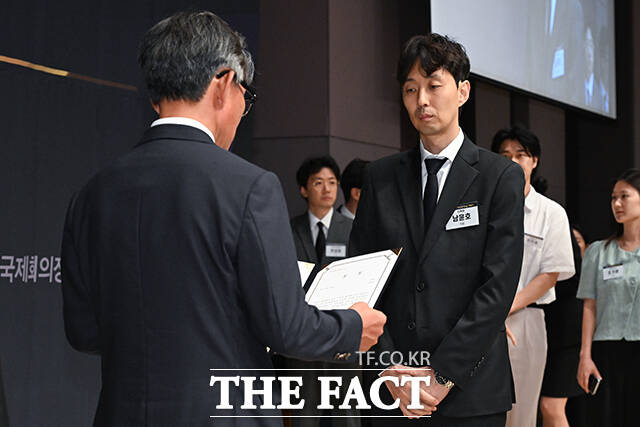 2026 인터넷신문 언론대상이 28일 오후 서울 중구 한국프레스센터에서 열린 가운데 보도 부문 대상을 수상한 더팩트 남윤호 기자(가운데)가 보도 부문 대상을 수상한 뒤 기념 촬영을 하고 있다. /서예원 기자
