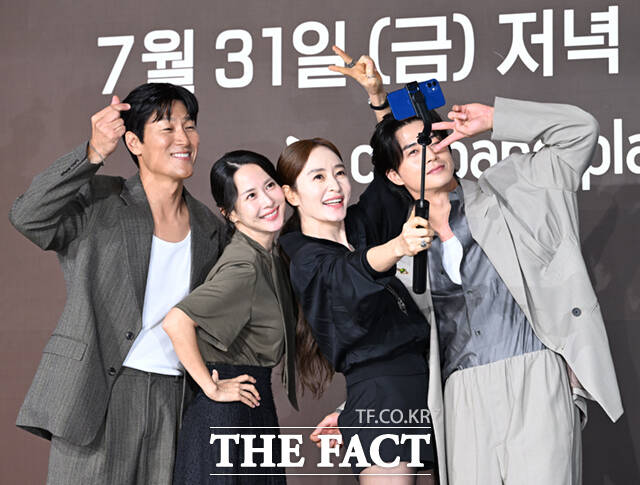 배우 김재철과 조여정, 김혜수, 김지훈(왼쪽부터)이 출연하는 쿠팡플레이 새 시리즈 '지금 불륜이 문제가 아닙니다'는 오는 31일 첫 공개된다. /이새롬 기자