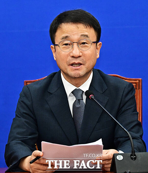 한병도 더불어민주당 대표 겸 원내대표(오른쪽)가 28일 오전 서울 여의도 국회에서 열린 원내대책회의에 참석해 모두발언을 하고 있다. /국회=배정한 기자