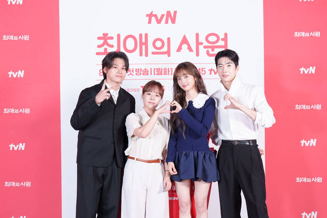 배우 차우민, 박지현 감독, 배우 김혜준 강훈(왼쪽부터)이 28일 진행된 tvN 새 월화드라마 '최애의 사원'의 화상 제작발표회에 참석해 다양한 이야기를 나눴다. /tvN