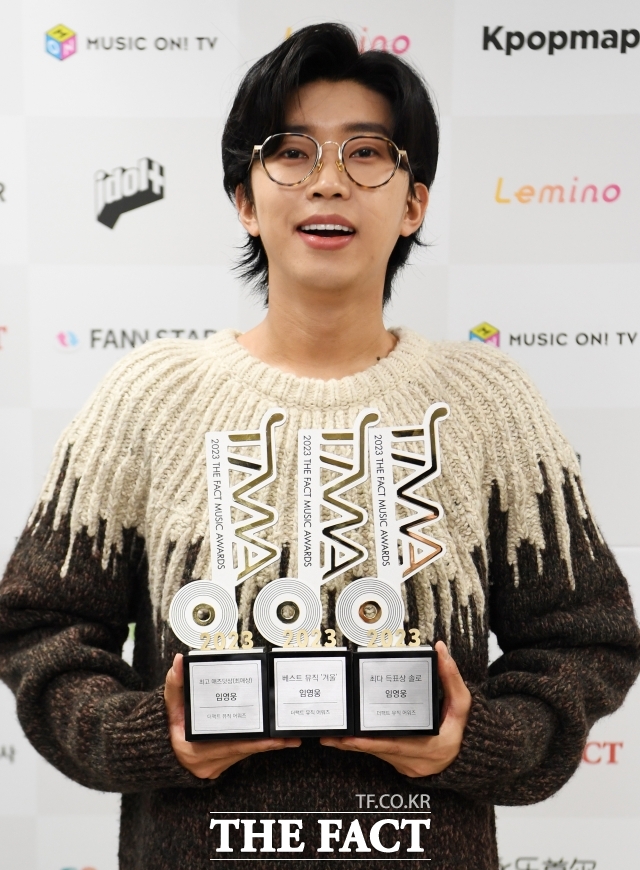 3년만의 TMA 시상식 복귀. 임영웅이 오는 9월 19일 부산아시아드주경기장에서 열리는 2026 더팩트 뮤직 어워즈(TMA)​에 직접 출연한다. 사진은 임영웅이 2023년 10월 인천남동체육관에서 열린 2023 더팩트 뮤직 어워즈(TMA)에 참석해 수상 직후 인터뷰에 앞서 포즈를 취하고 있다. /더팩트 DB