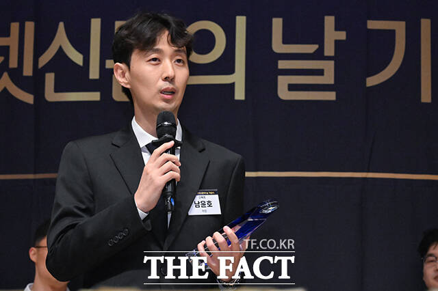 2026 인터넷신문 언론대상이 28일 오후 서울 중구 한국프레스센터에서 열린 가운데 보도 부문 대상을 수상한 더팩트 남윤호 기자(가운데)가 보도 부문 대상을 수상한 뒤 기념 촬영을 하고 있다. /서예원 기자