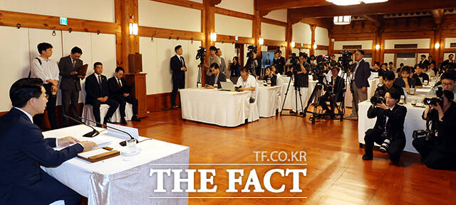 조정식 국회의장이 28일 오전 서울 여의도 국회 사랑재에서 열린 취임 첫 기자 간담회에 참석해 취재진의 질의에 답변을 하고 있다. /국회사진기자단