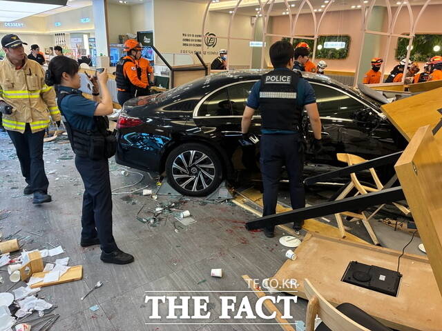 충남 아산시 승용차량이 식당으로 돌진한 사고 현장에서 경찰과 소방당국이 현장 조사를 진행하고 있다. /아산소방서