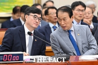  대화 나누는 임기근 국무조정실장과 권오을 국가보훈부 장관 [포토]