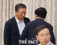  김성환 장관과 대화 나누는 정성호 법무부 장관 [포토]