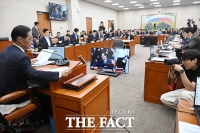  '원구성 후 열린 첫 정무위' 회의 주재하는 유동수 위원장 [포토]