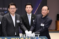  '2026 인터넷신문의 날 기념식' 참석한 신동욱 의원-김상규 부회장-김효재 이사장 [포토]