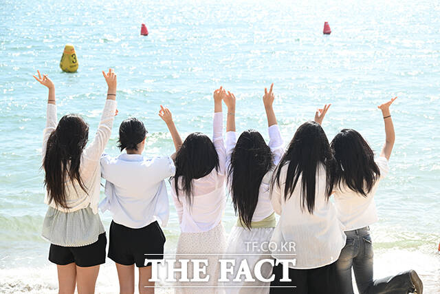 해변을 찾은 여학생들이 사진을 찍으며 추억을 만들고 있다.