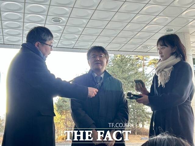 통일교·신천지 정교유착 의혹을 수사하는 김태훈 검경 합동수사본부장이 1월 8일 오전 서울 서초구 서울고검 청사에 처음 출근하고 있다. /김해인 기자