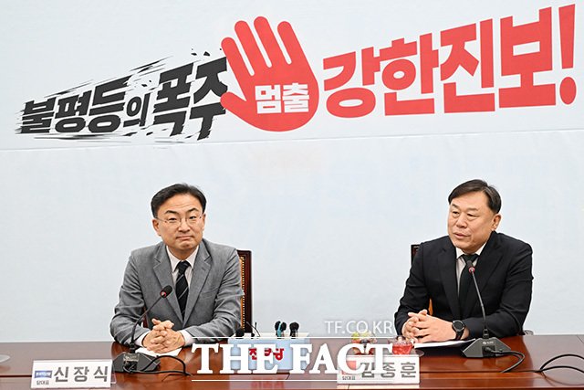 진보당 찾아 짐종훈 신임 대표에게 당선 축하 난 건넨 신장식 조국혁신당 대표(왼쪽).