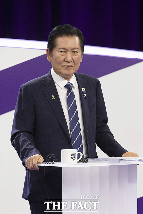 첫 방송 토론회 앞두고 기념촬영 하는 더불어민주당 대표 후보들. /국회사진기자단